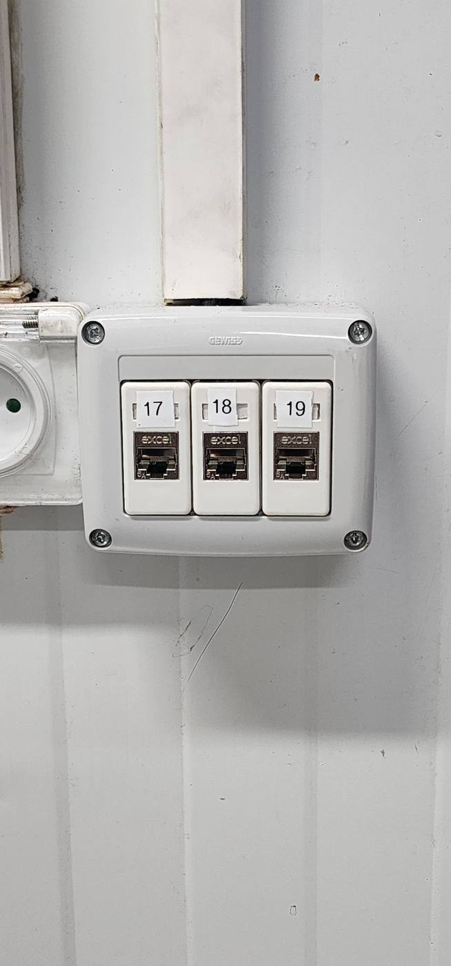 נקודות רשת ממוספרות על קיר